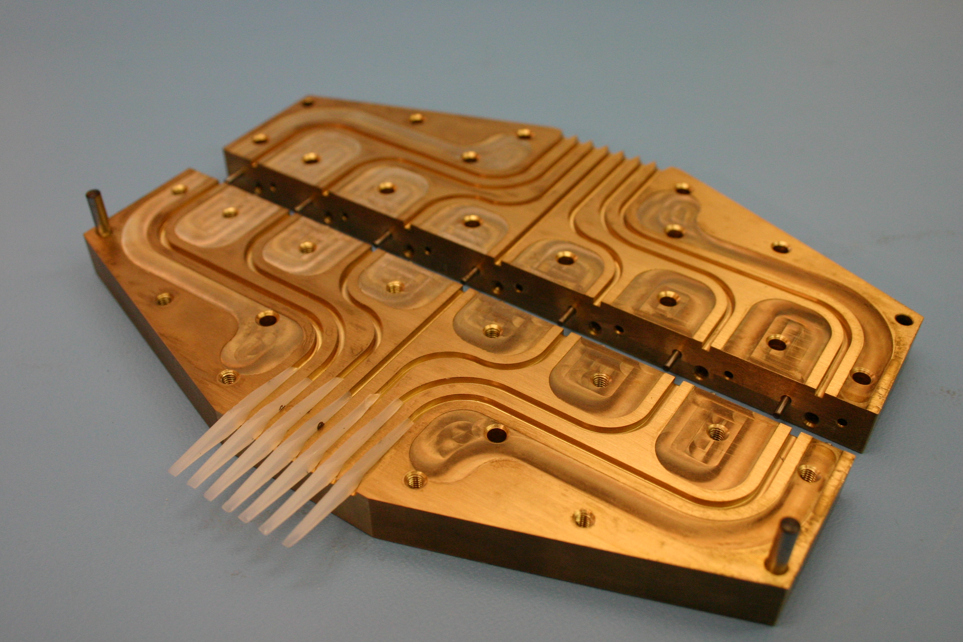 77 GHz dielectric rod antenna array with waveguide based feeding network.